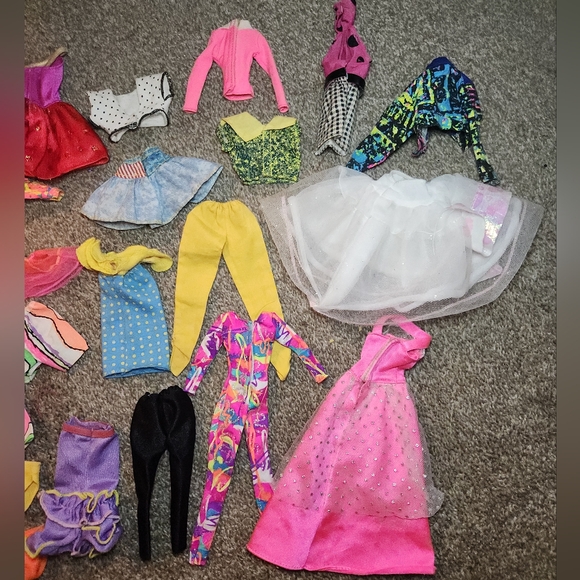 Lot of 38 Vintage 80's & 90's Barbie, Skipper, and Ken Clothes & Outfits - Picture 8 of 8